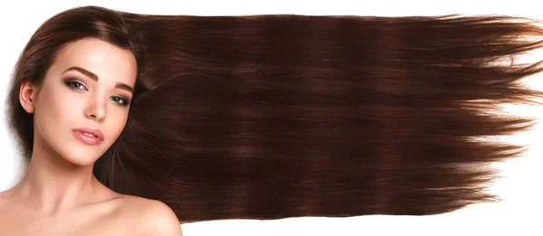 Młoda brunetka z długimi i zdrowymi włosami — Zdjęcie stockowe