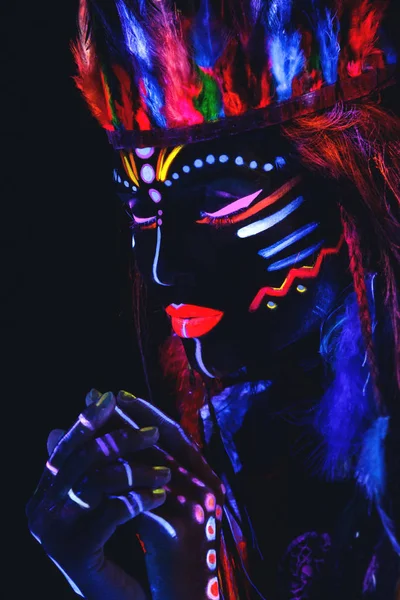 Женщина с неоновым макияжем в ультрафиолетовом свете — стоковое фото