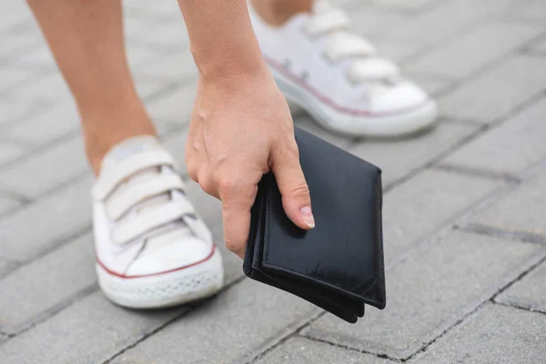 Женщина нашла потерянный кошелек — стоковое фото