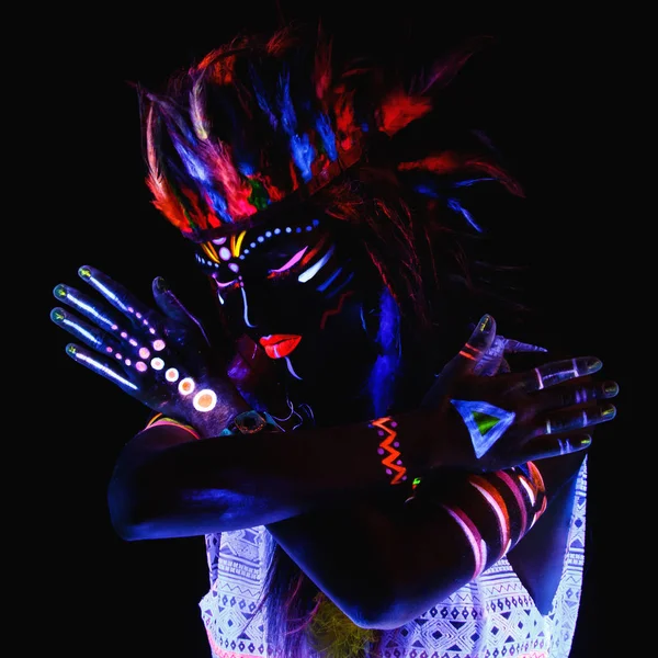 Ultraviyole ışıkta neon makyajlı kadın — Stok fotoğraf
