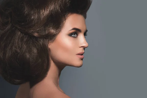 Vakker kvinne med vakker frisyre og sminke – stockfoto