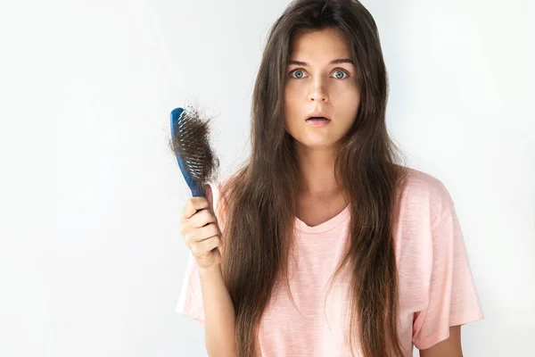 Mujer joven está molesta debido a la pérdida de cabello —  Fotos de Stock