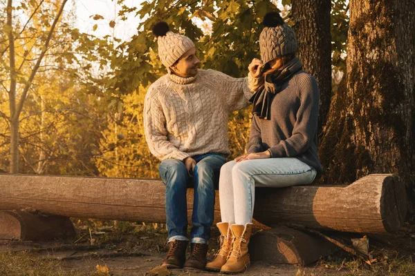 Young and happy couple in the autumn park — Stock Photo, Image