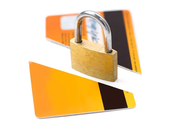 挂锁和破损的信用卡在白色背景 — 图库照片
