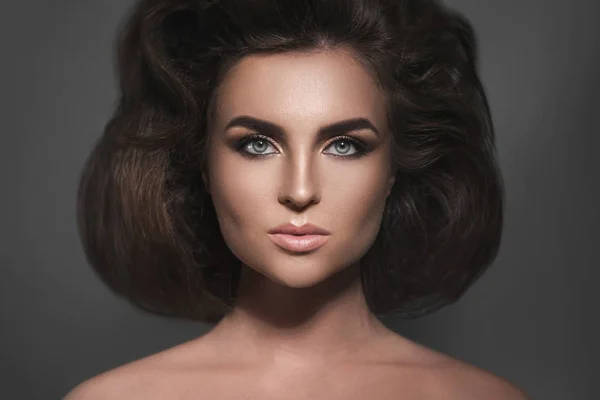 Gyönyörű nő, gyönyörű frizura és make-up — Stock Fotó