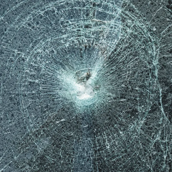 Разбитое лобовое стекло после аварии — стоковое фото