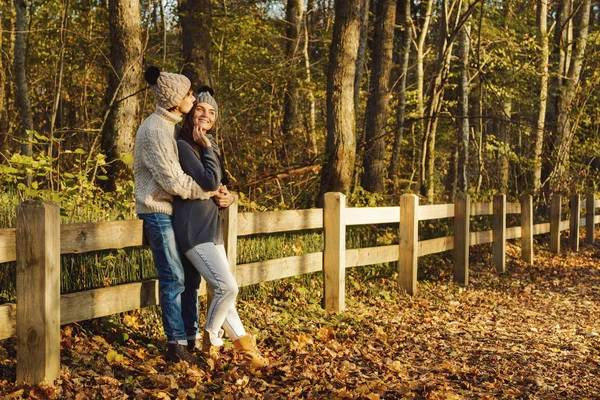 Młoda para w parku w słoneczny jesienny dzień — Zdjęcie stockowe