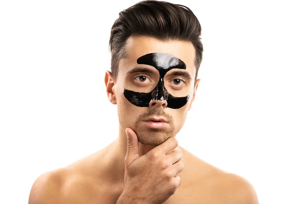 Ung kille med en svart kol mask på hans ansikte på vita bakgr — Stockfoto