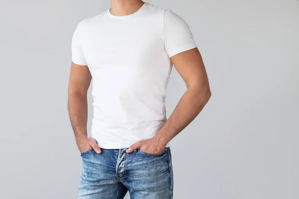 Άνθρωπος φορώντας ένα λευκό βαμβακερό πουκάμισο με κενό χώρο για το κείμενό σας — Φωτογραφία Αρχείου