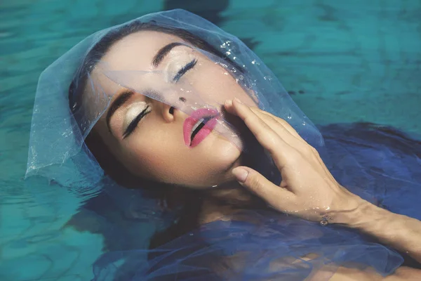 Сексуальная модель с красивым макияжем в бассейне — стоковое фото