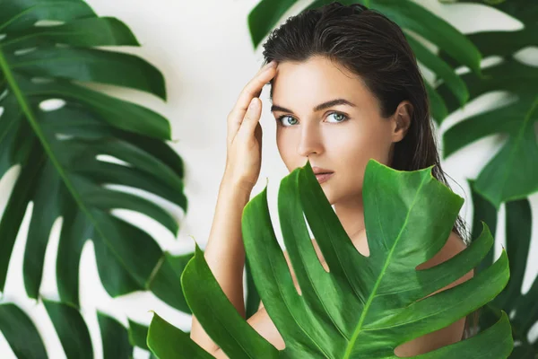 Retrato de mulher jovem e bonita com pele lisa perfeita i — Fotografia de Stock