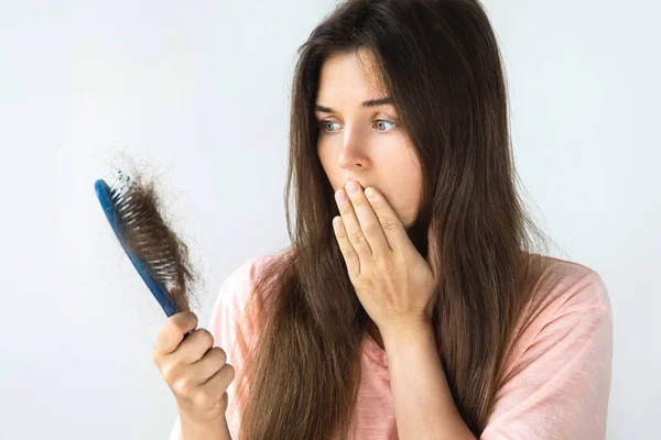 Young woman is upset because of hair loss — Stock Photo, Image