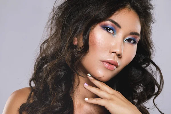 Młoda Azjatycka kobieta z pięknym kręcone włosy i makijaż — Zdjęcie stockowe