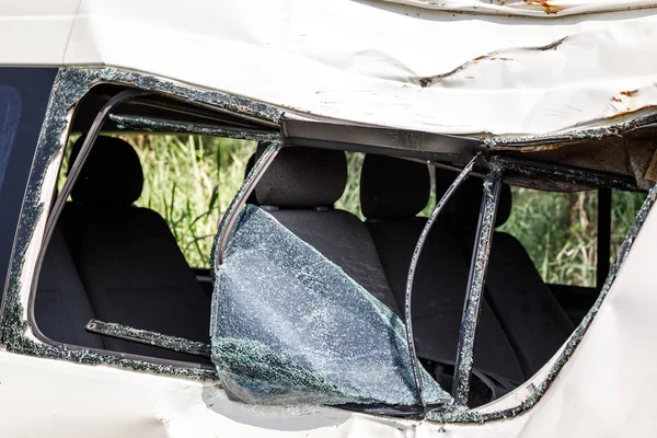 Minivan esmagada após acidente de carro grave — Fotografia de Stock