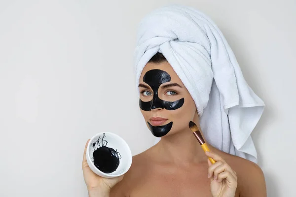 Fiatal és szép nő, fekete lehúzható maszk az arcán — Stock Fotó