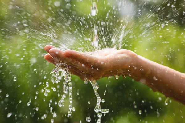 Tangan wanita basah dan cipratan air bersih — Stok Foto