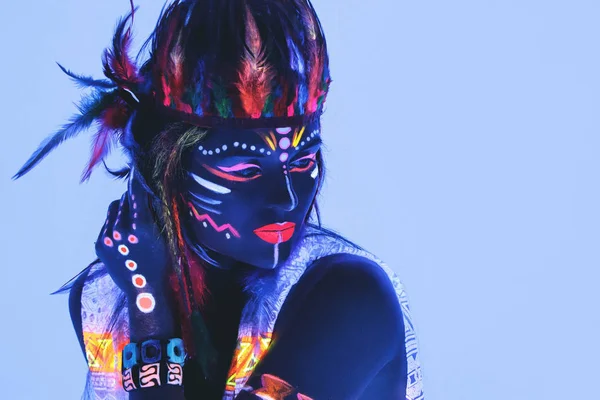 Жінка з неоновим макіяжем в ультрафіолетовому світлі — стокове фото