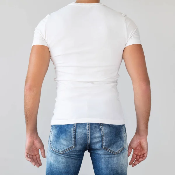 텍스트에 대한 빈 공간이있는 흰색 면 셔츠를 입은 남자 — 스톡 사진