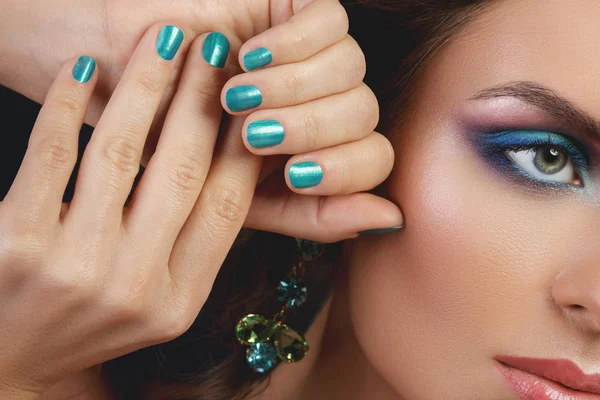 Vrouw met een mooie make-up en manicure — Stockfoto