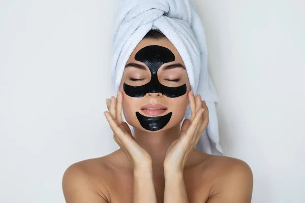 Młoda i piękna kobieta z czarną skórką maski na jej twarzy — Zdjęcie stockowe