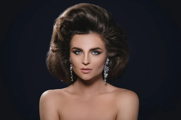 Preciosa mujer con un hermoso peinado y maquillaje —  Fotos de Stock