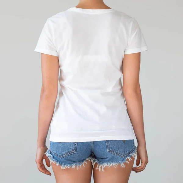 Donna che indossa camicia di cotone bianco con spazio vuoto per il testo — Foto Stock