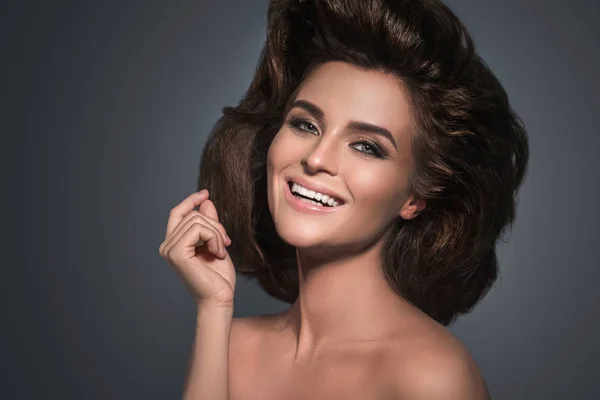 Underbar kvinna med en vacker frisyr och smink — Stockfoto