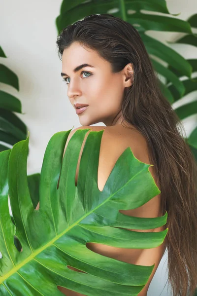 Portrait de jeune et belle femme avec une peau lisse parfaite i — Photo