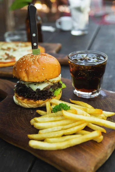 Delicioso hambúrguer com batatas fritas e bebida cola — Fotografia de Stock