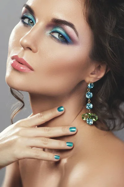 Preciosa mujer con hermosos pendientes caros con joyas — Foto de Stock