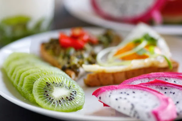 Hälsosam och läcker frukost på bordet — Stockfoto