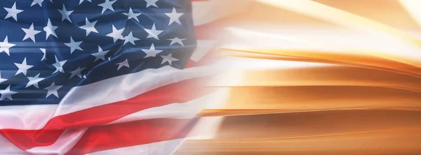Amerika Birleşik Devletleri Bayrağı ve kitap açıldı — Stok fotoğraf