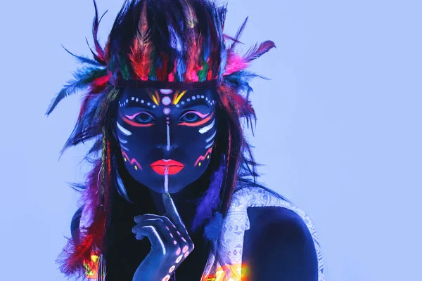 Mulher com uma maquiagem de néon em luz ultravioleta — Fotografia de Stock