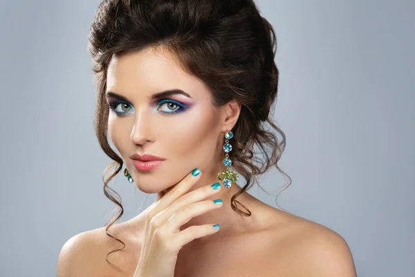 Prachtige vrouw het dragen van mooie dure oorbellen met juwelen — Stockfoto