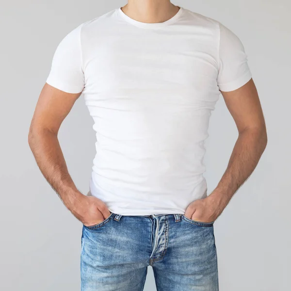 Uomo che indossa una camicia di cotone bianco con spazio vuoto per il testo — Foto Stock