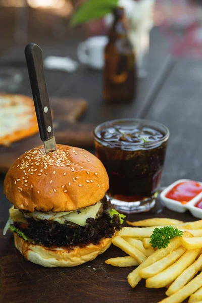 Delicioso hambúrguer com batatas fritas e bebida cola — Fotografia de Stock