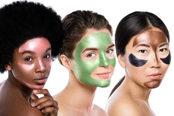 Mooie multi-etnische meisjes met kleurrijke Peel-Off maskers op de — Stockfoto