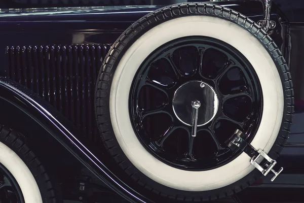 Koło zapasowe klasycznego samochodu retro — Zdjęcie stockowe