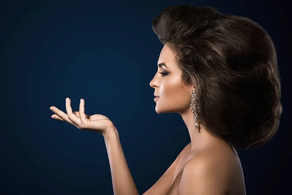 Mulher linda com um belo penteado e maquiagem — Fotografia de Stock