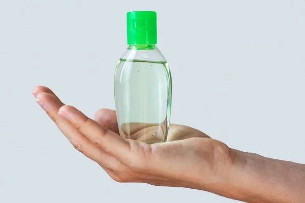 Ręka z małą butelkę Sanitizer rąk — Zdjęcie stockowe