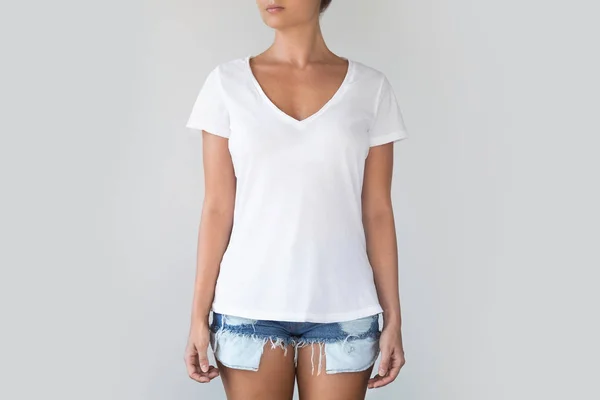 Donna che indossa camicia di cotone bianco con spazio vuoto per il testo — Foto Stock