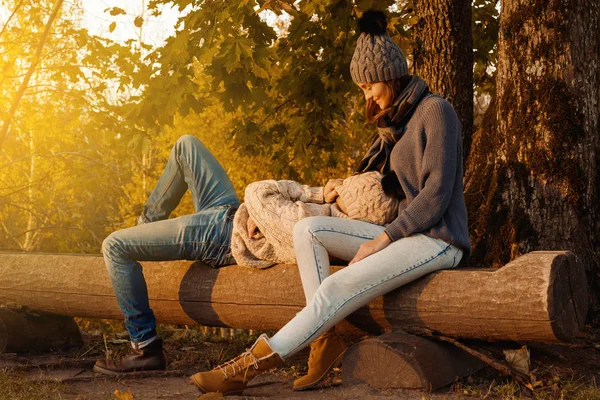 Jovem e feliz casal no parque de outono — Fotografia de Stock