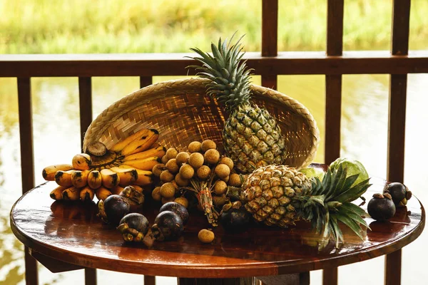 Košík a spousta tropických zralých plodů — Stock fotografie