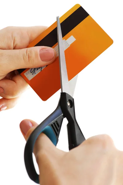 女人用剪刀剪她的信用卡 — 图库照片