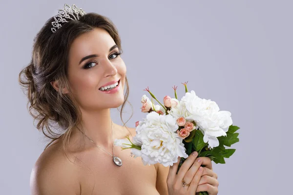 Retrato de joven novia hermosa con ramo de flores — Foto de Stock