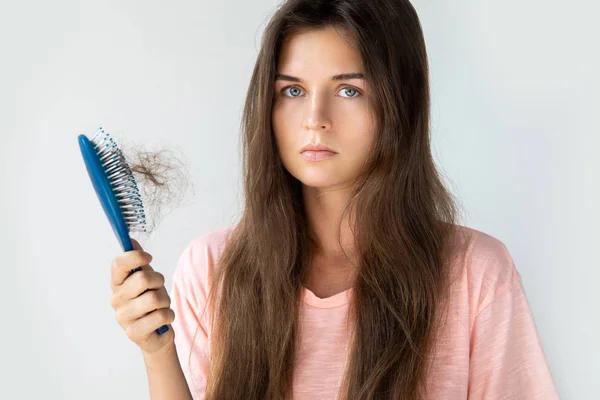 Молодая женщина расстроена из-за потери волос — стоковое фото