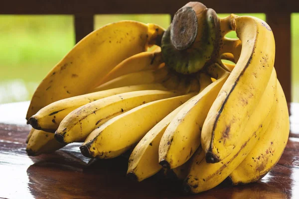 Plátanos orgánicos naturales sobre mesa de madera —  Fotos de Stock