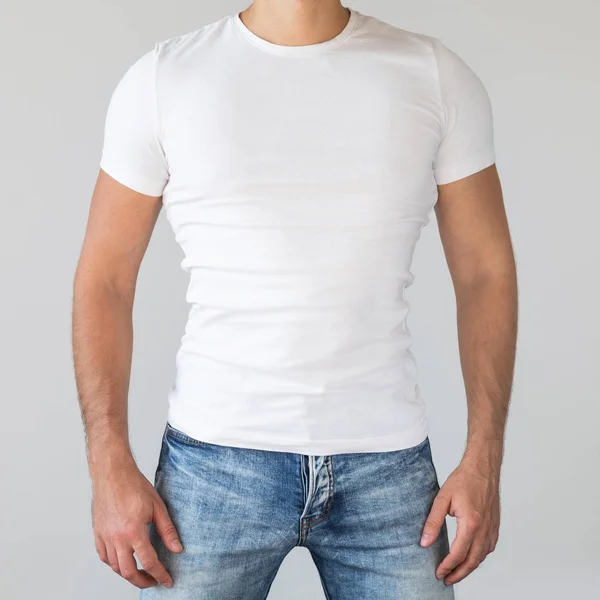 텍스트에 대한 빈 공간이있는 흰색 면 셔츠를 입은 남자 — 스톡 사진
