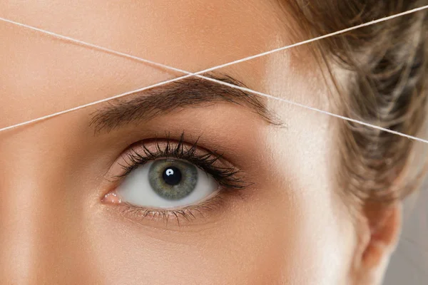 Eyebrow threading - prosedur epilasi untuk bentuk alis correctio — Stok Foto