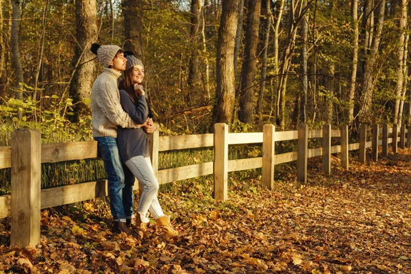 Jong stel in het park bij Sunny Autumn Day — Stockfoto